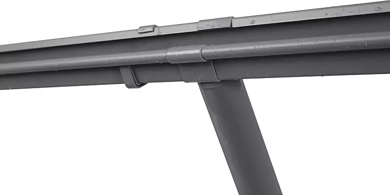 Dachrinne mit Fallrohr