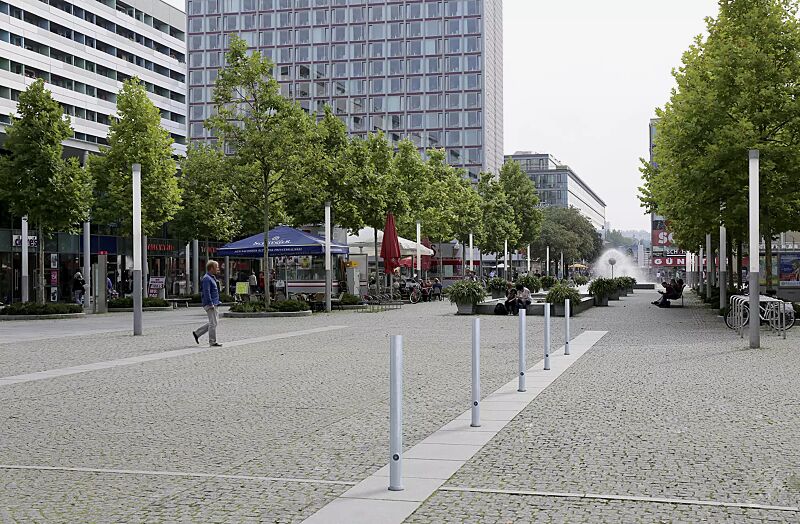 Poller MOSTOLES, feuerverzinkt, herausnehmbar aus Bodenhülse, mit Dreikantschloss