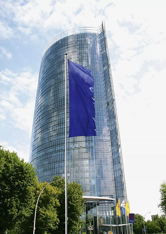 Fahnenmast SYSTEM mit außenliegender Hissvorrichtung