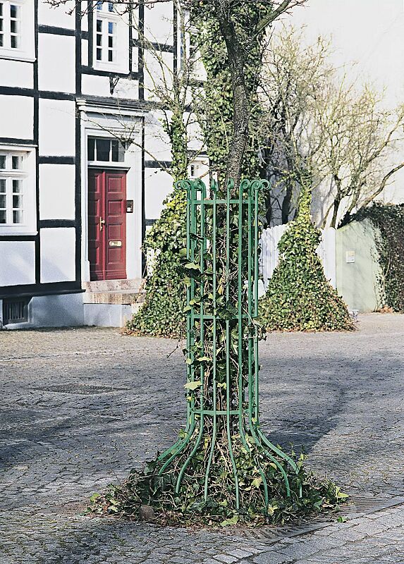 Baumschutzgitter KAVALA, Bodenbefestigung, in RAL 6005 moosgrün