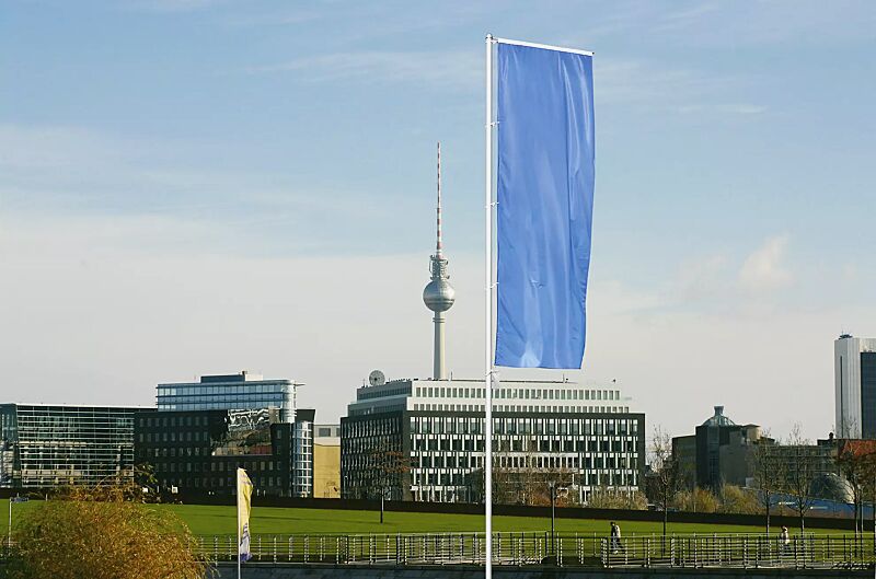 Zylindrischer Aluminium-Fahnenmast MODUL mit Teleskop-Drehkopfausleger