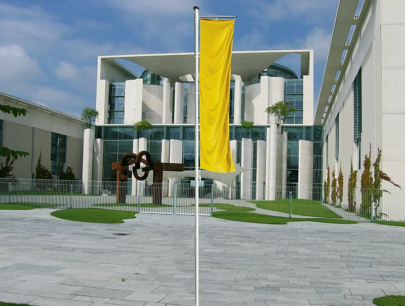 Fahnenmast CONCEPT mit innenliegender Hissvorrichtung und Ausleger