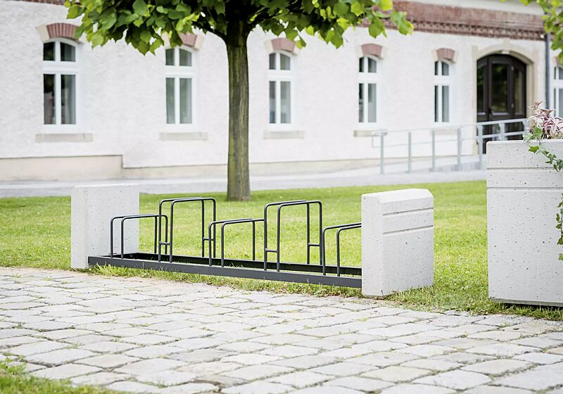 Fahrradständer BRNO, Stahlteile in RAL 7021 schwarzgrau, Beton sandgestrahlt