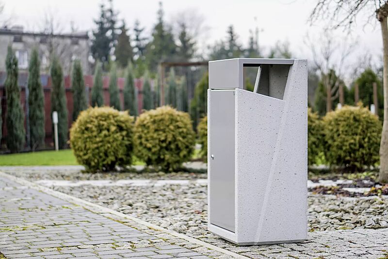 Abfallbehälter INTAL mit Ascher, Schutzdach und Tür in RAL 9007 graualuminium, Beton sandgestrahlt