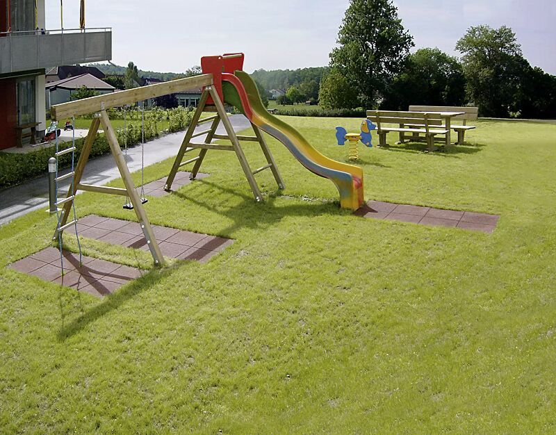 Spielkombination KARLSSON mit farbiger Kunststoffrutsche, Schaukel und Strickleiter