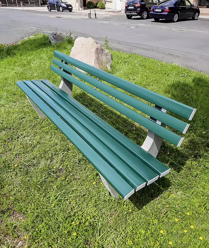 Sitzbank CATANIA, mit PVC-Kunststoffbelattung mit Holzeinlage, in grün ähnlich RAL 6005