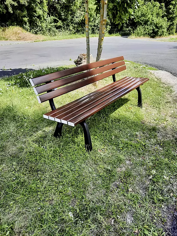 Sitzbank ORDONA mit PVC-Kunststoffbelattung mit Holzeinlage, in mahagonibraun ähnlich RAL 8016