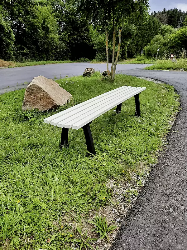 Sitzbank PADUA mit PVC-Kunststoffbelattung mit Holzeinlage, in cremeweiß ähnlich RAL 9001