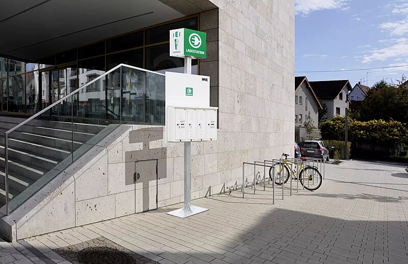 Ladegerätebox KEEP ME, 4 Schließfächer in RAL 9010 reinweiß, mit Standfuß und Beleuchtungswürfel