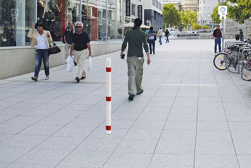 Sperrpfosten MONTIJO zum Einbetonieren, weiß pulverbeschichtet mit roten Streifen