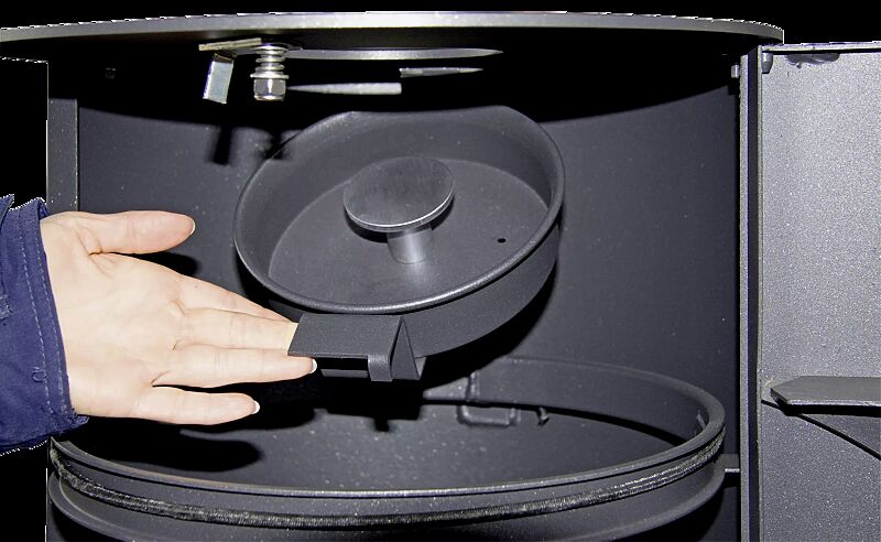 Detail: Entleerung kleiner Ascher