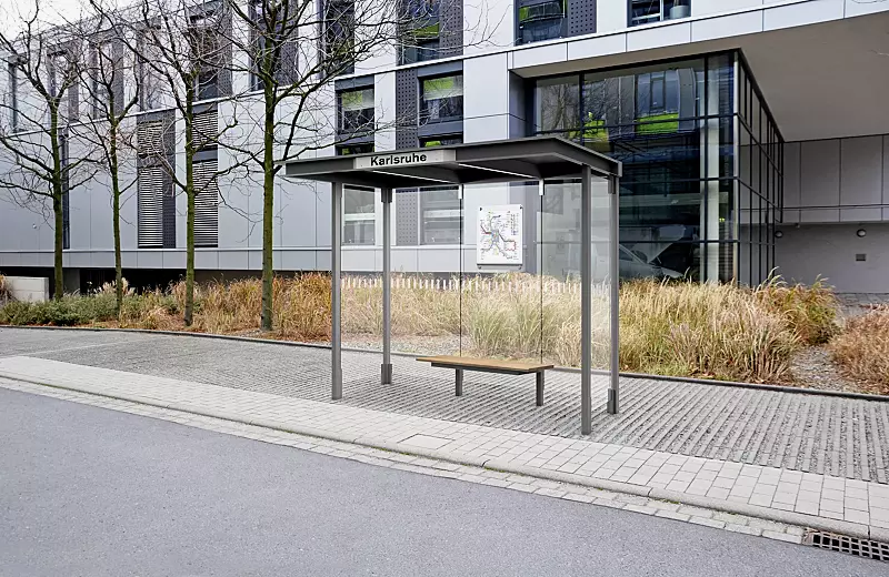 Wartehalle HOREC, Dachbreite x Dachtiefe 2955 mm x 1484 mm, Rück- / Seitenwände VSG, Klarglas, mit Sichtstreifen, Sitzbank mittig, Fahrplanschaukasten, LED-Beleuchtung, Stationsschild auftragsbezoge Anpassung in RAL 9016 verkehrsweis, Stahlkonstruktion...