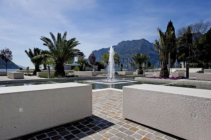 Sitzbank DEMETRA ohne Rückenlehne, aus Beton, Sitzfläche gestockt, in Granitoptik weiß