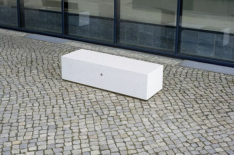 Sitzbank DEMETRA ohne Rückenlehne aus Beton, Sitzflächen gestockt, in Granitoptik weiß