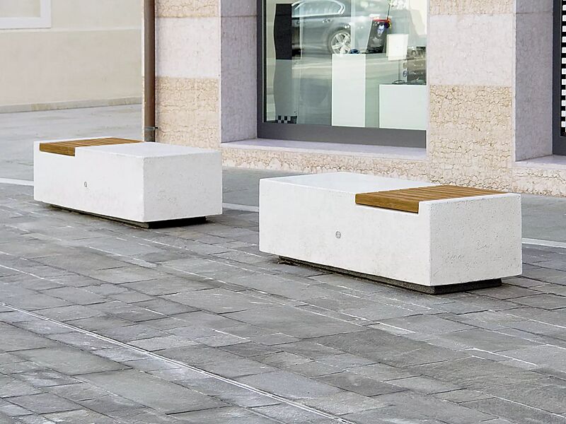 Sitzbank DEMETRA ohne Rückenlehne, aus Beton, mit Okouméholzbelattung, in Granitoptik weiß