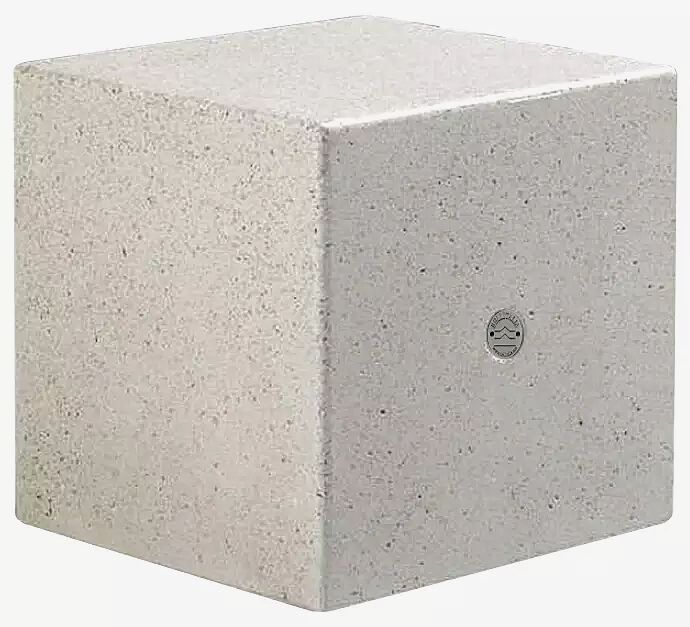 Sitzpoller IDRA aus Beton, Oberseite geschliffen, in Granitoptik weiß