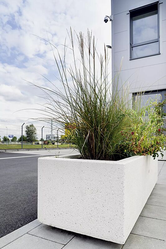 Pflanzbehälter DEMETRA aus Beton, in Granitoptik weiß