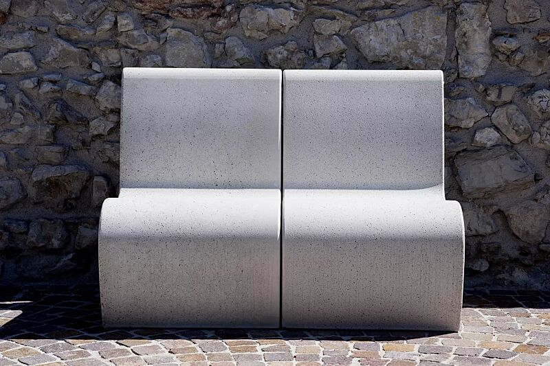 Sitz GEA aus Beton, in Granitoptik weiß