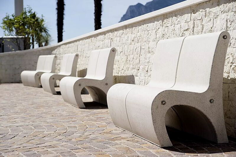 Sitz GEA aus Beton, in Granitoptik weiß