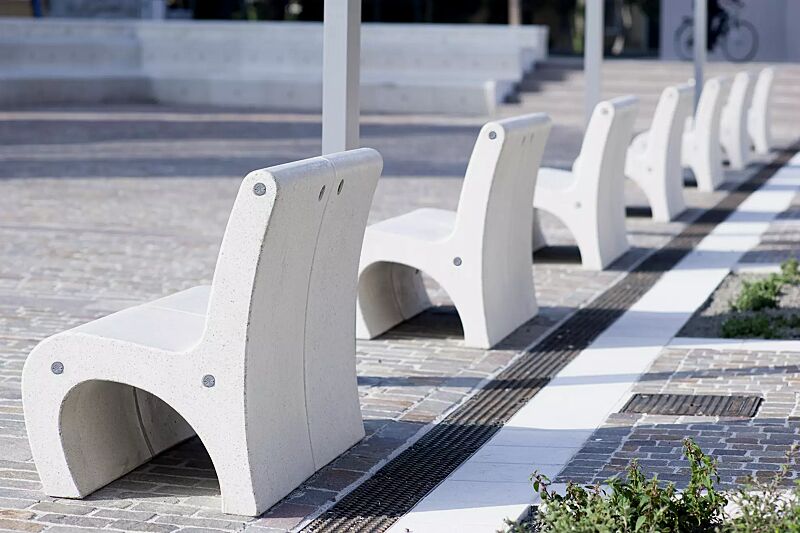 Sitz GEA aus rekonstituiertem Marmor, in weiß carrara