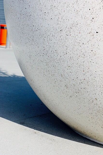 Detail: Beton geschliffen, in Granitoptik weiß