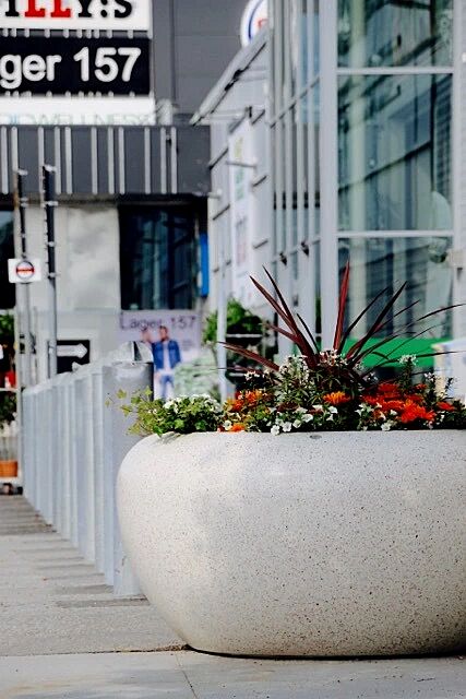 Pflanzbehälter GIOVE aus Beton geschliffen, in Granitoptik weiß