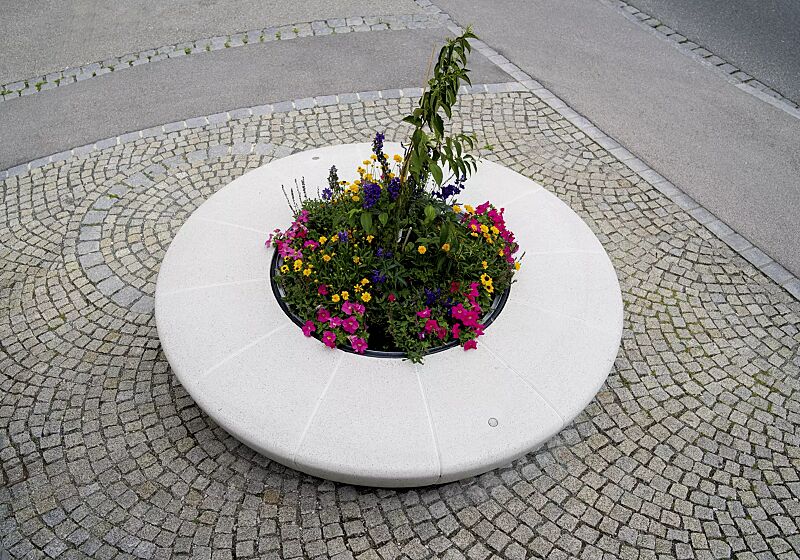 Rundbank OLIMPO aus Beton, in Granitoptik weiß