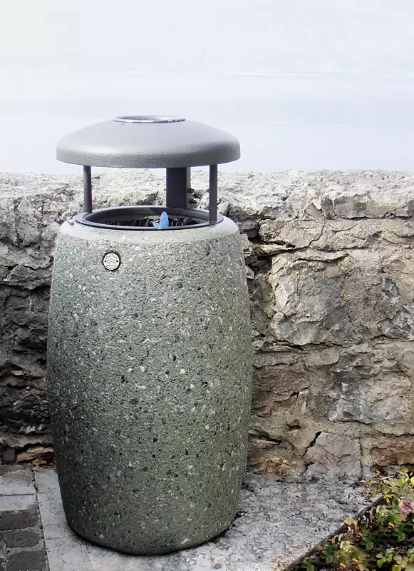 Abfallbehälter ORIONE aus rekonstituiertem Marmor gestockt, mit Stahl-Schutzdach in Sonderfarbe RAL 9007 graualuminium (auf Anfrage) und Ascher, in grün alpi