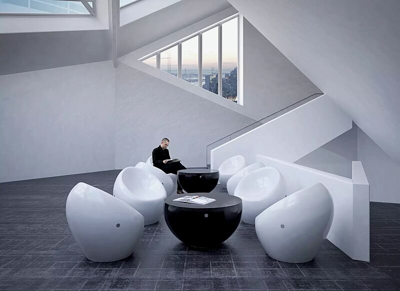 Sitze CUDDLY zum freien Aufstellen, aus Beton, in RAL 9010 reinweiß und Tisch FAMILY zum freien Aufstellen, aus Beton, in RAL 9005 tiefschwarz