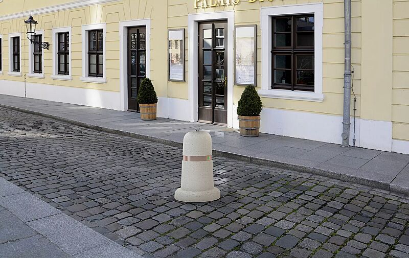 Poller RAY aus Beton, mit Kupferband, in Granitoptik weiß