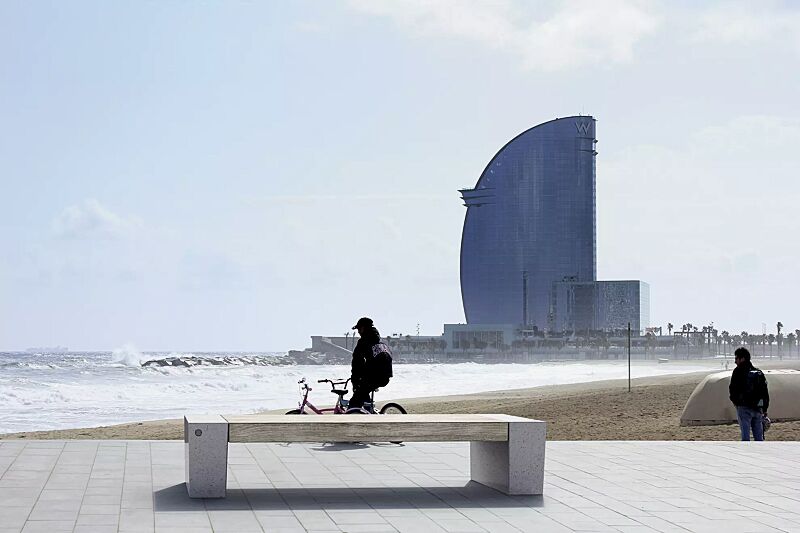 Sitzbank ERACLEA GRES ohne Rückenlehne, aus Beton, in Granitoptik weiß, mit Feinsteinzeug-Auflage in Holzoptik hell