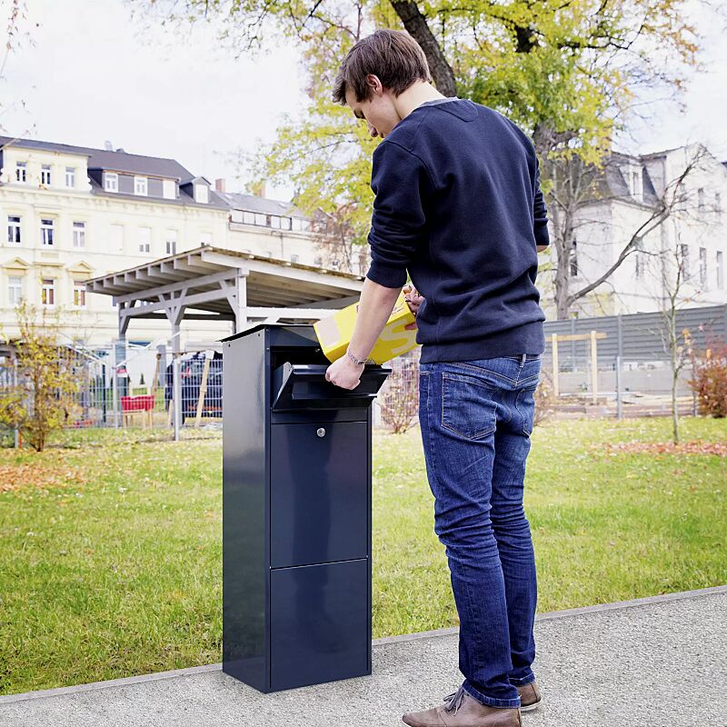 Post in Einwurfklappe einlegen
