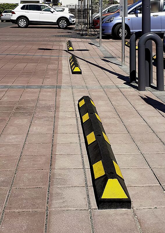 Leitbalken LIMNOS, schwarz mit gelben Reflexstreifen