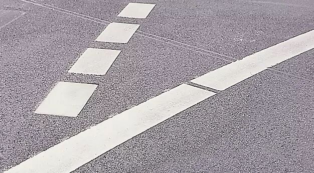 Thermoplastische Fahrbahnmarkierung Symbol: Markierungslinie