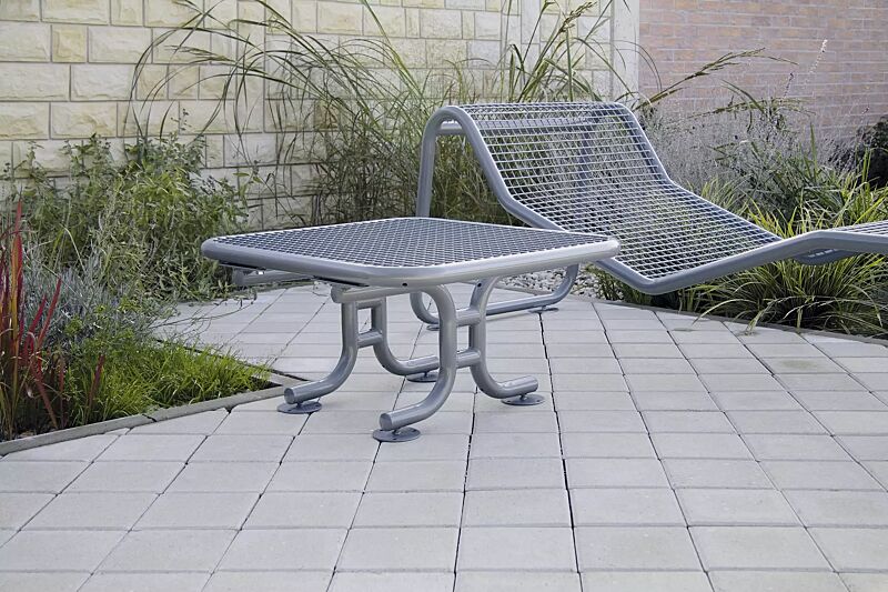 Beistelltisch und Liegebank RESTING in RAL 9007 graualuminium