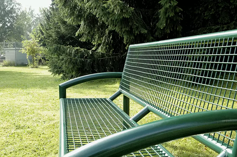 Detail: Sitzbank TORRE mit Rückenlehne in RAL 6005 moosgrün