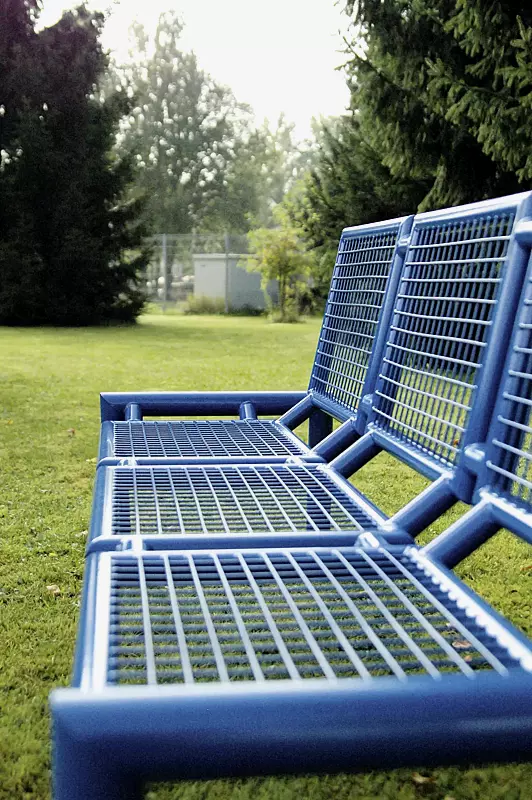 Detail: Sitzbank SEVERO mit Rückenlehne in RAL 5017 verkehrsblau