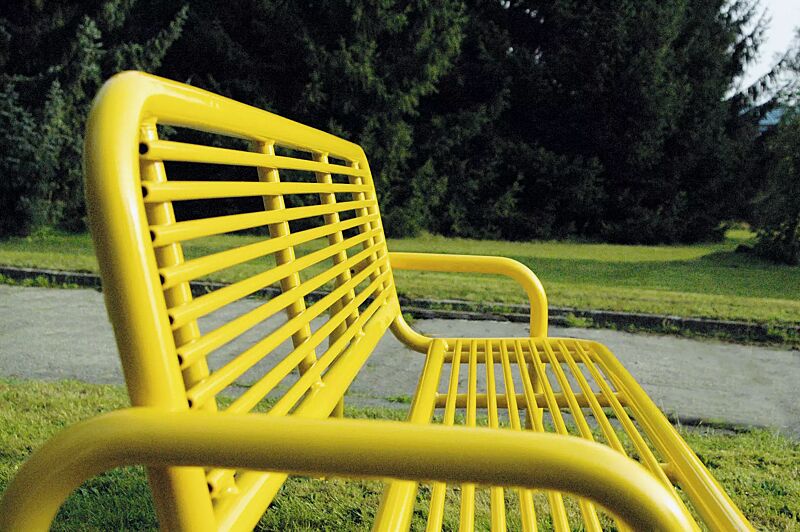 Detail: Sitzbank GLURNS mit Rückenlehne, in RAL 1021 rapsgelb