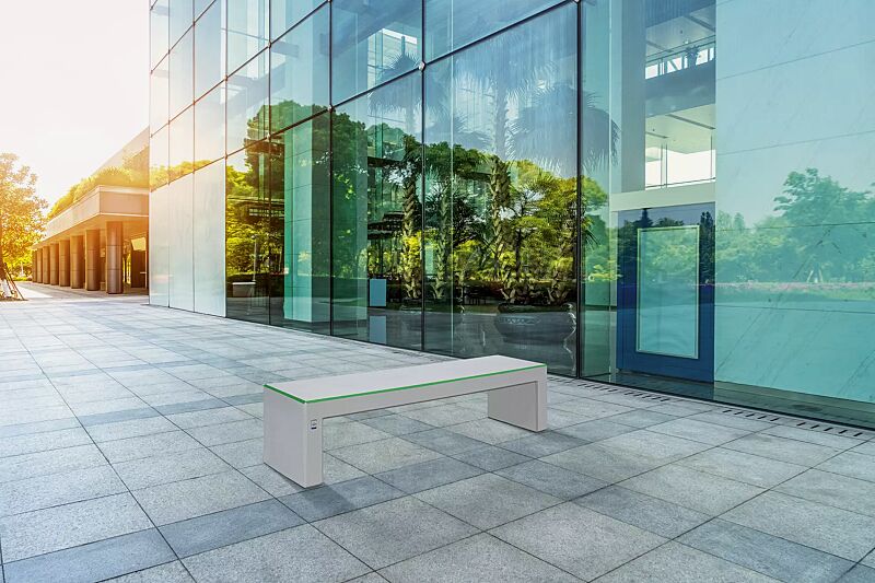 Sitzbank ANDROMEDA SMOGEATER aus photokatalytischem Beton in weiß, Sitzfläche mit abgerundeten Kanten in hellgrün