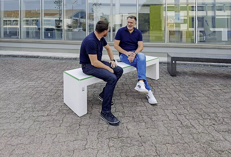 Sitzbank ANDROMEDA SMOGEATER aus photokatalytischem Beton in weiß, Sitzfläche mit abgerundeten Kanten in hellgrün