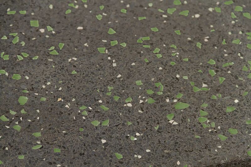 Detail: Beton schwarz mit grün lumineszierenden Partikeln