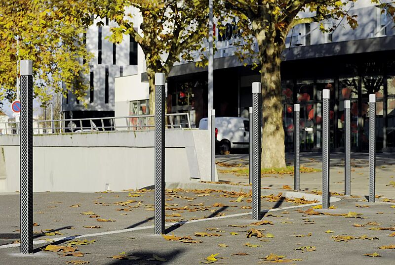 Poller PIXEL mit aufgesetztem Pollerkopf, in RAL 7016 anthrazitgrau mit Kopf in RAL 9006 weißaluminium