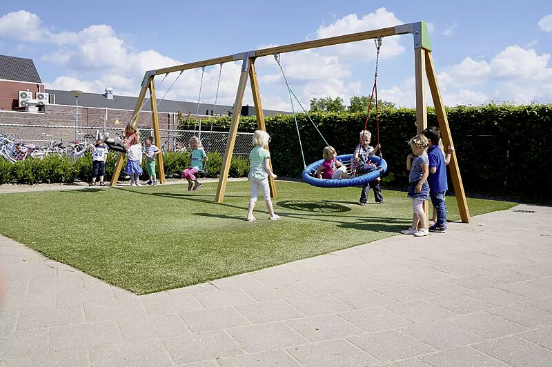 Zweifachschaukel TWINS mit 2 Standard-Sicherheitsschaukelsitzen und Nestschaukel, Schaukelbalken aus Holz