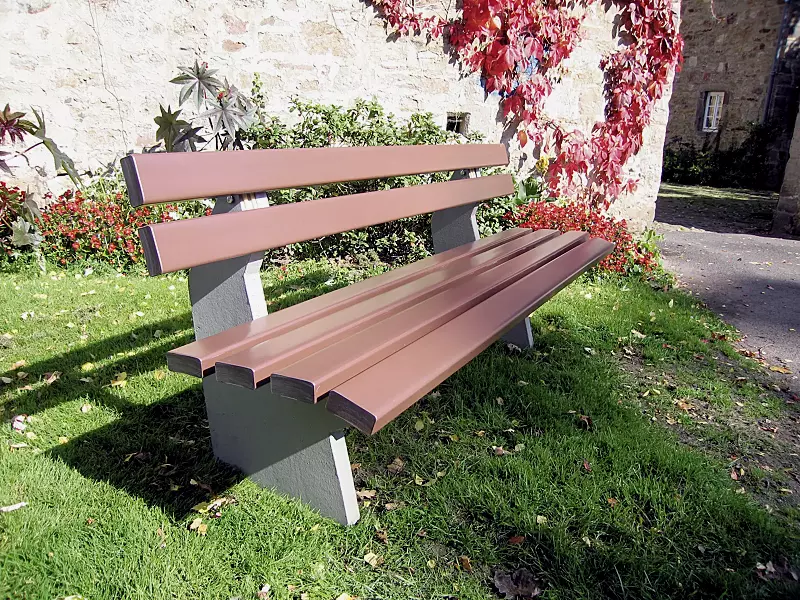 Sitzbank SICILIA mit Rückenlehne, Recycling-Kunststofflatten in mahagonibraun ähnlich RAL 8016