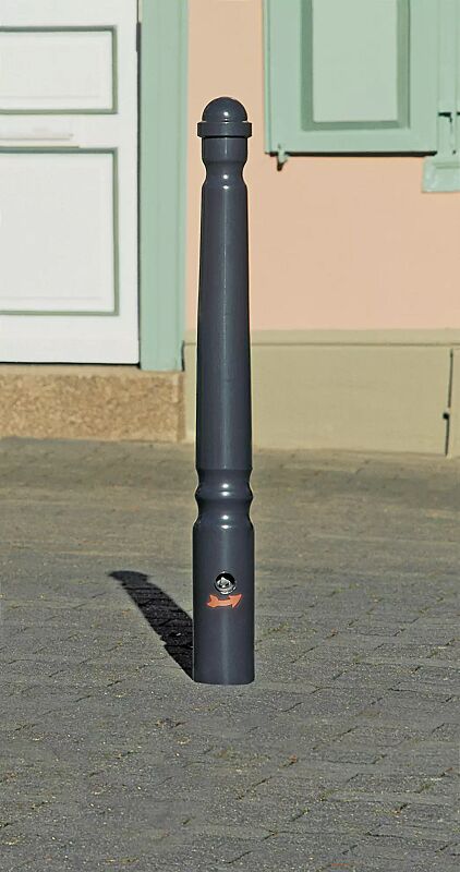 Poller KATALONIA mit Ringtaille, herausnehmbar aus Bodenhülse, mit Dreikantschloss, in RAL 7021 schwarzgrau