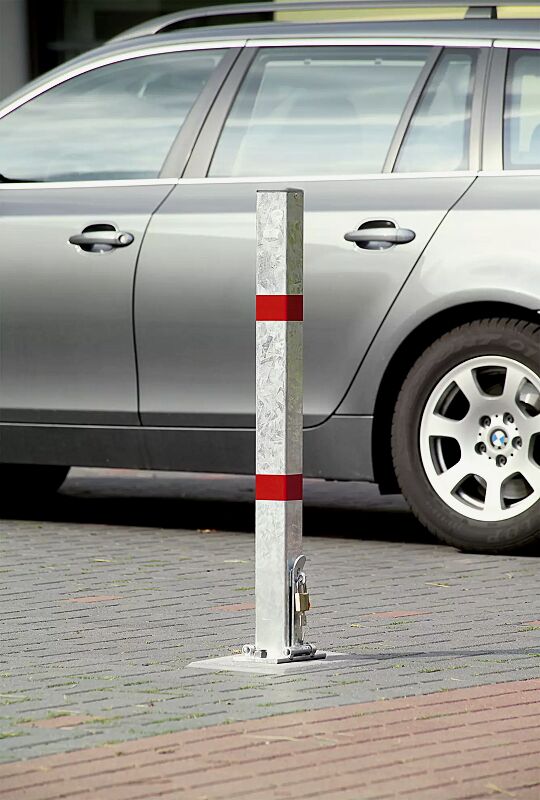 Sperrpfosten OVIEDO mit Abschlusskappe aus Stahl (Flachkopf) und Vorhängeschloss