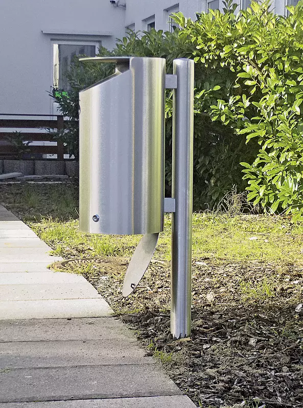 Detail: Bodenklappe zur Entleerung geöffnet