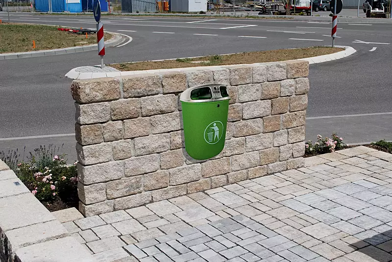 Abfallbehälter TORBAY, mit Ascher, Behälter in RAL 6001 smaragdgrün