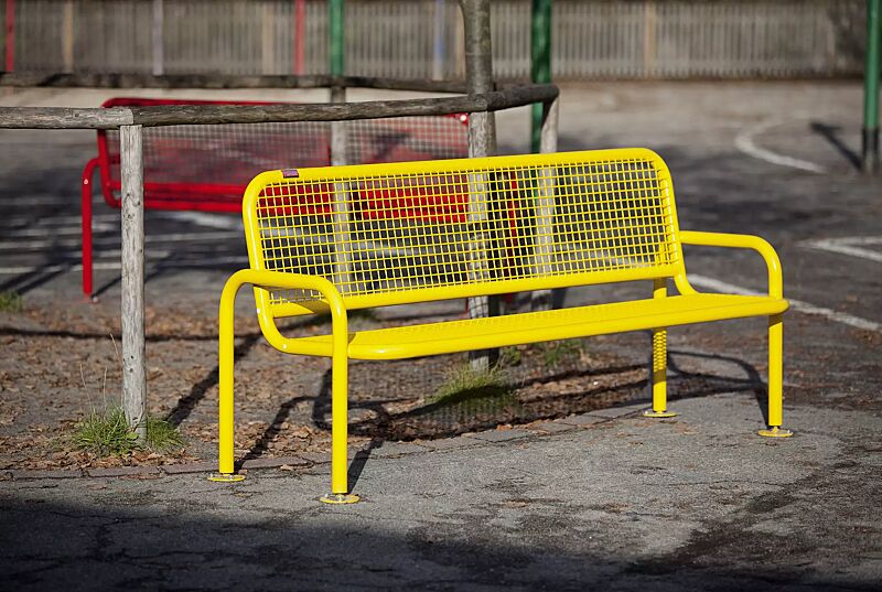 Sitzbank RIMINI mit Rückenlehne, in RAL 3001 signalrot und RAL 1023 verkehrsgelb