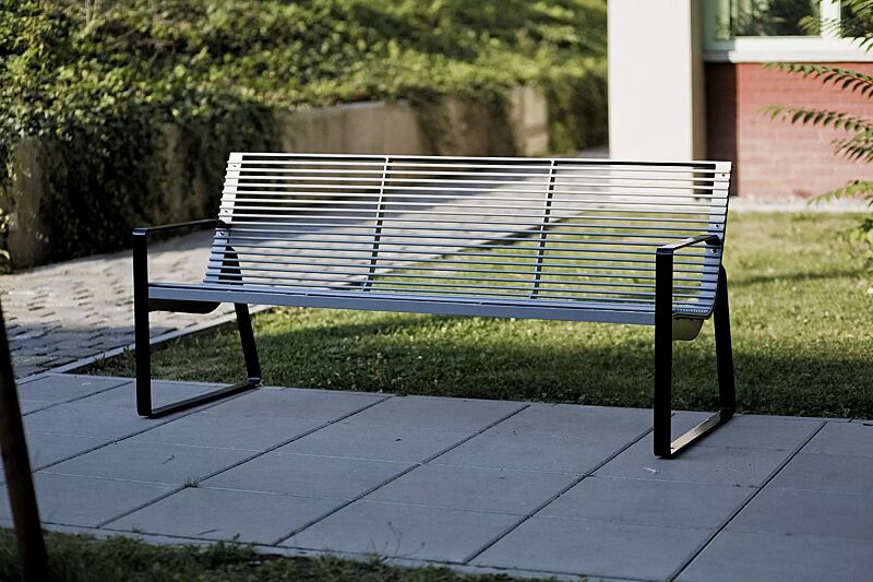 Sitzbank PREVA URBANA mit Rückenlehne und Armlehnen, Stahlteile in RAL 9005 tiefschwarz